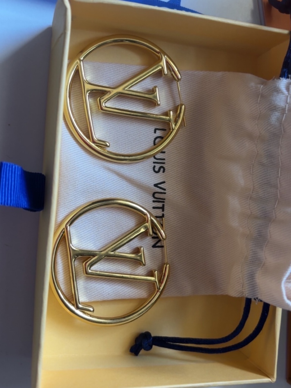 LV iconic hoop earrings - Picture 4 of 5